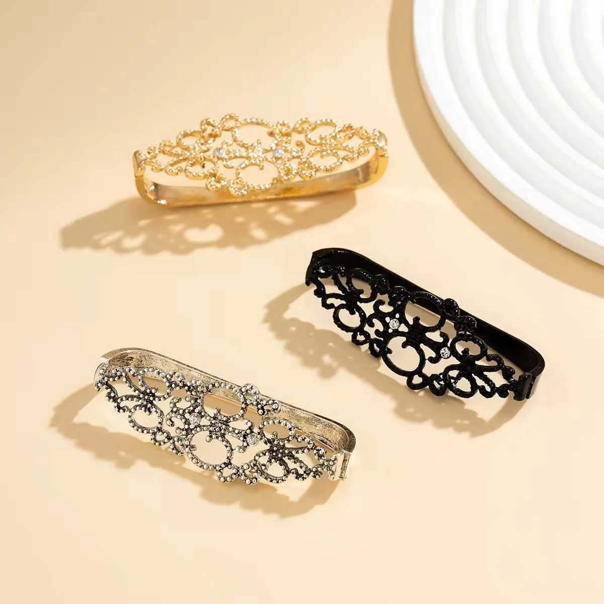 Creative Vintage Design Metal Hollow Out Flower Hand Accessories