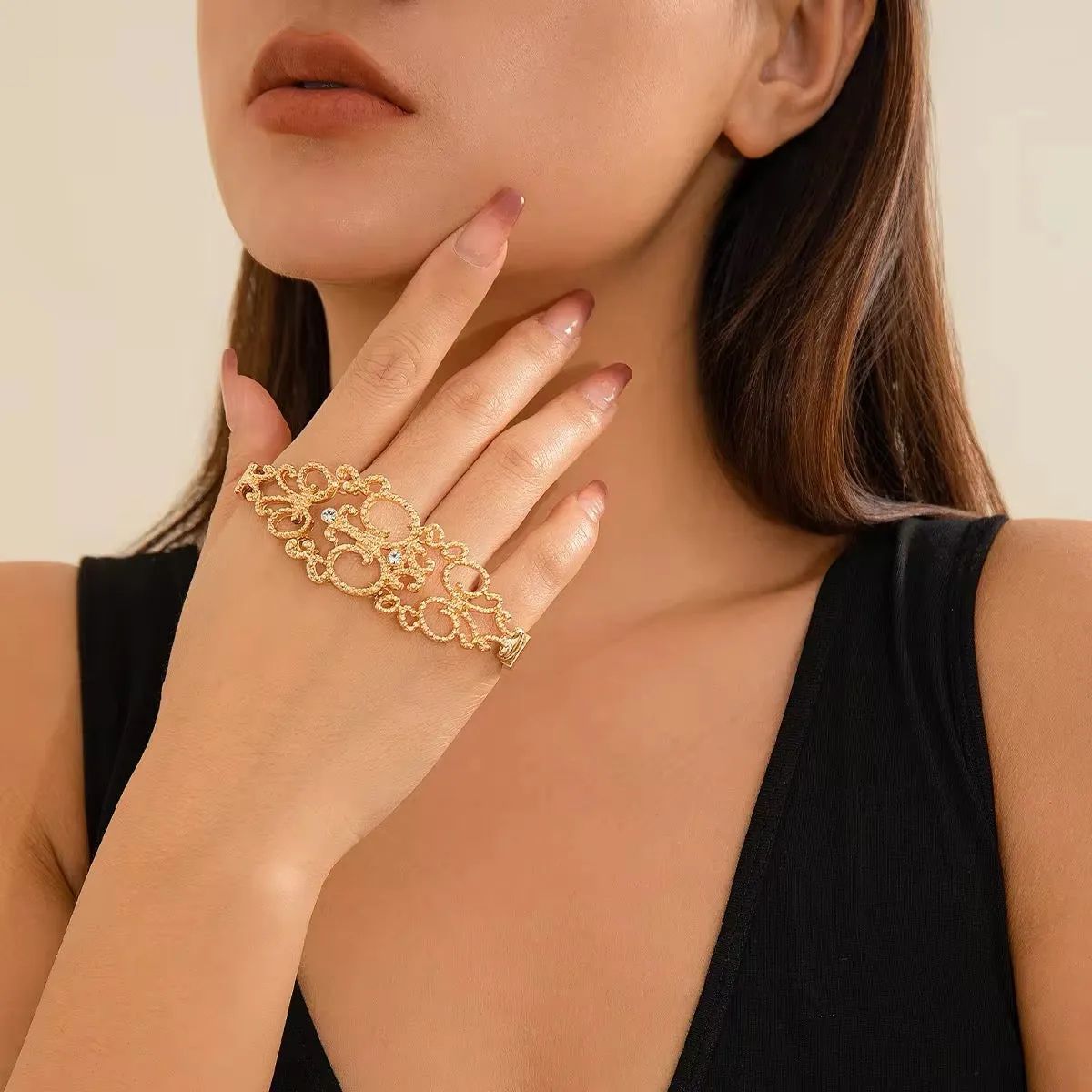 Creative Vintage Design Metal Hollow Out Flower Hand Accessories