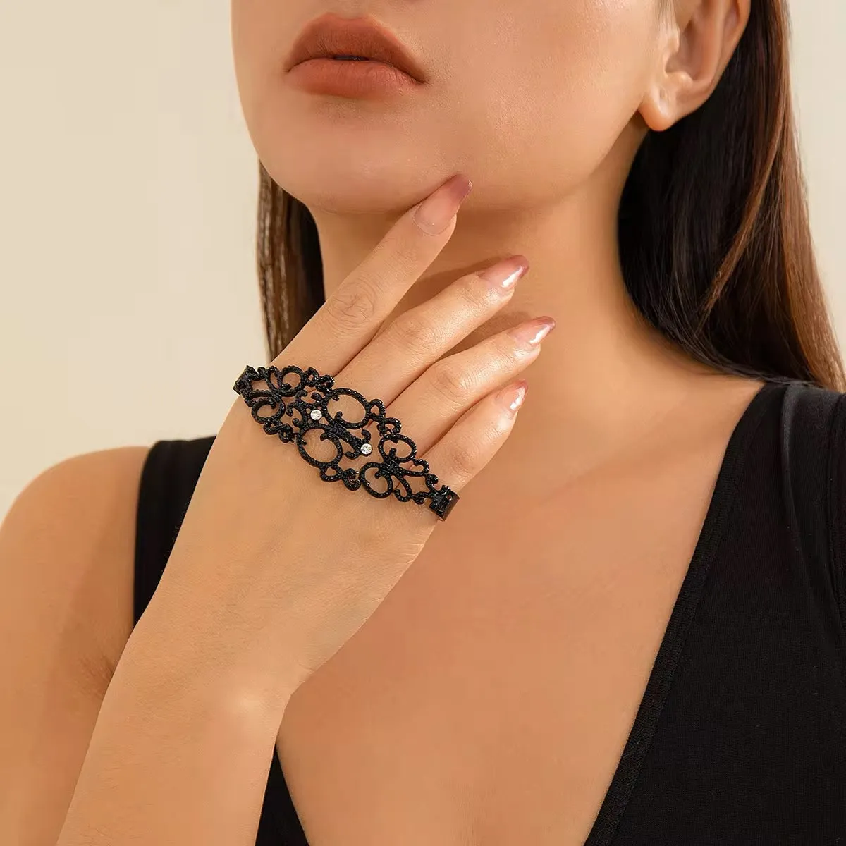 Creative Vintage Design Metal Hollow Out Flower Hand Accessories