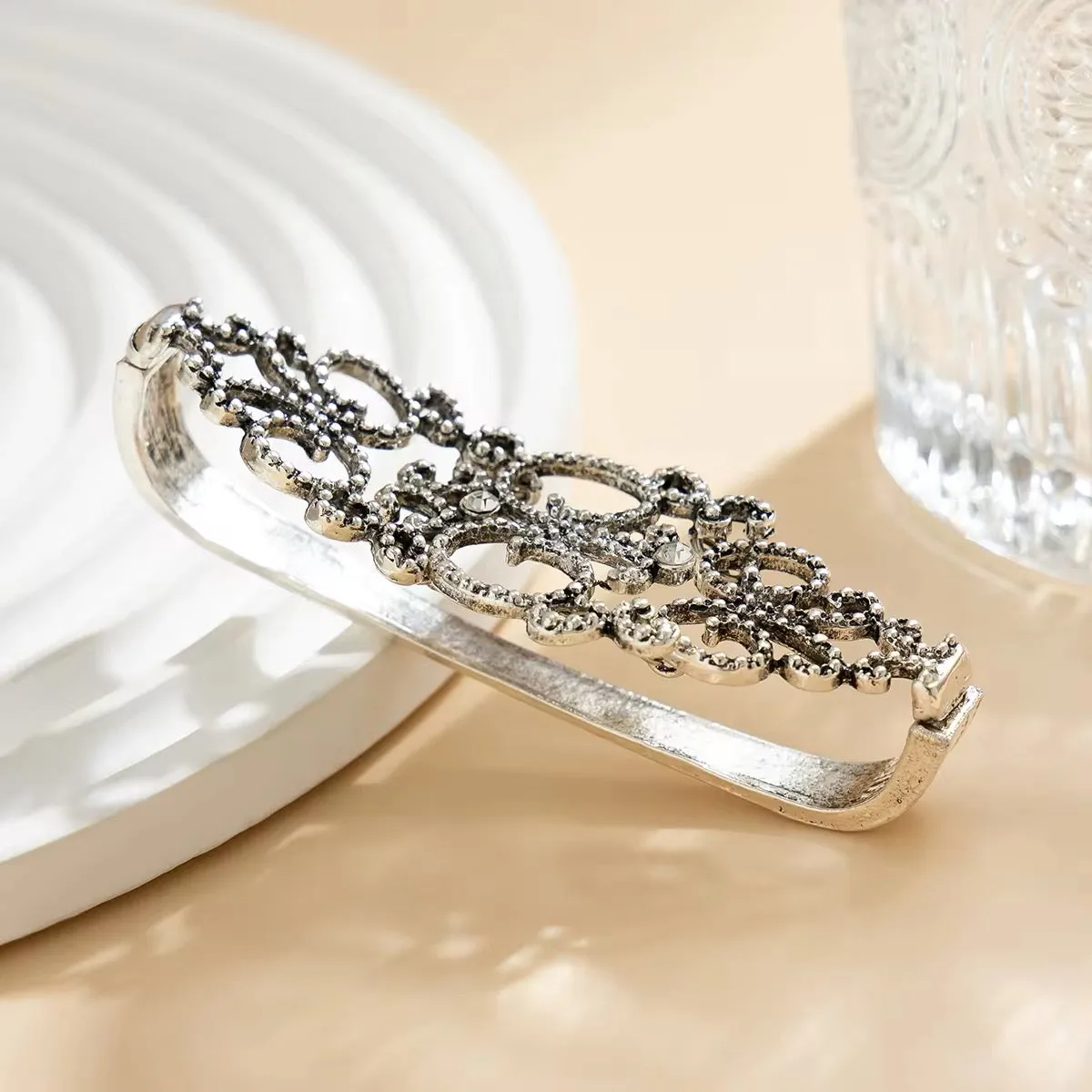Creative Vintage Design Metal Hollow Out Flower Hand Accessories