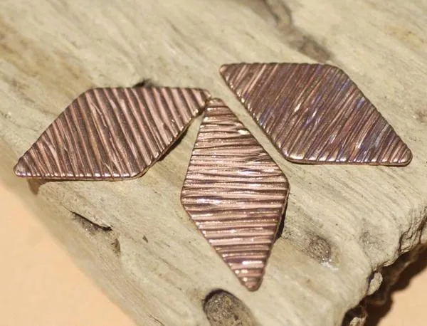 Diamond in Textured Pattern Metal 27mm x 14mm