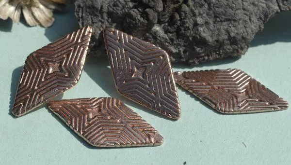 Diamond in Textured Pattern Metal 27mm x 14mm