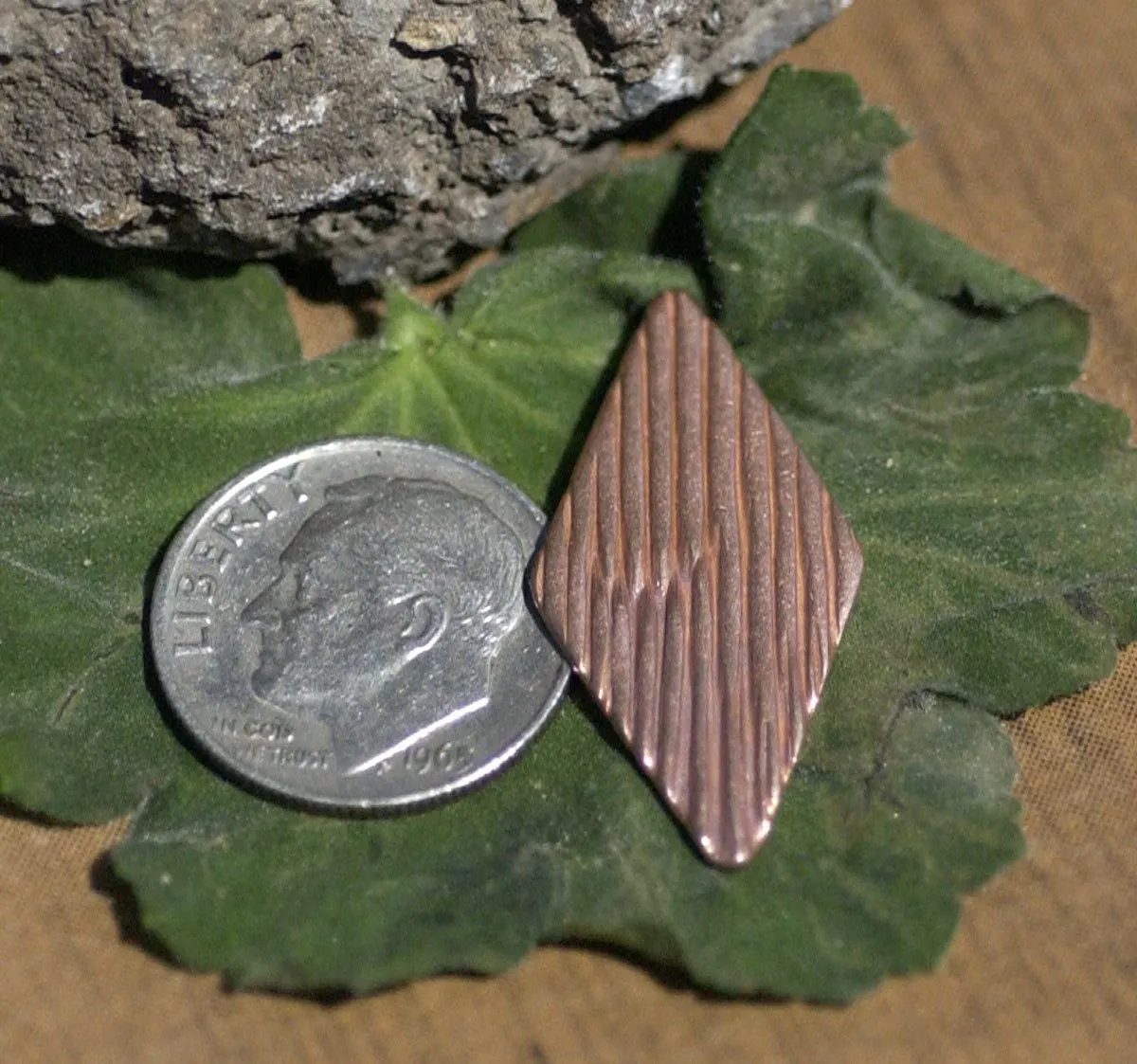 Diamond in Textured Pattern Metal 27mm x 14mm