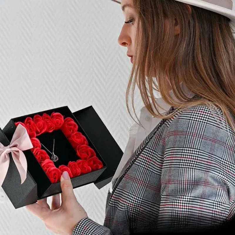 Elegant 16 Small Roses Jewelry Case With Pendant Set