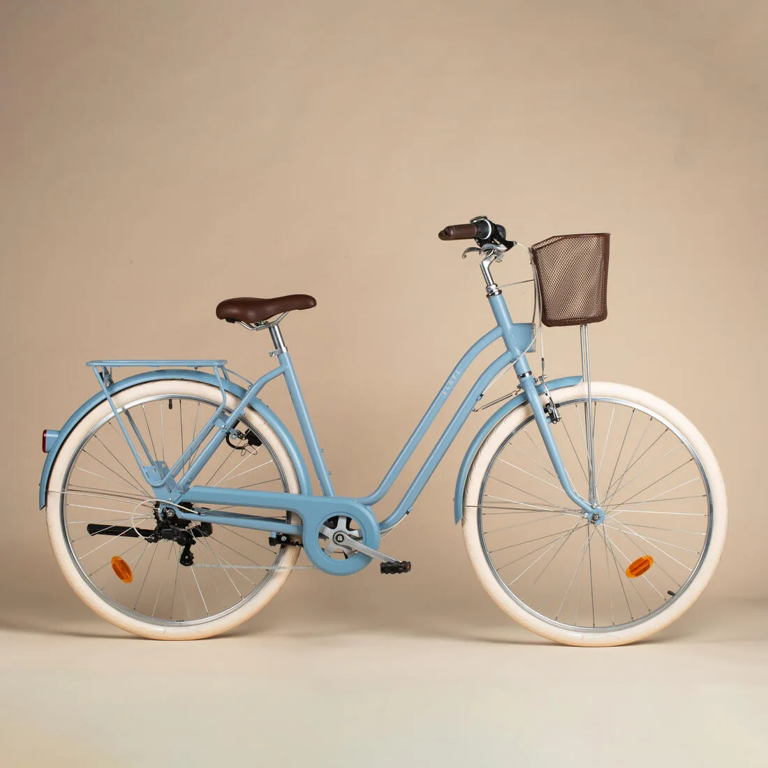 Fully-equipped, 6-speed low frame city bike