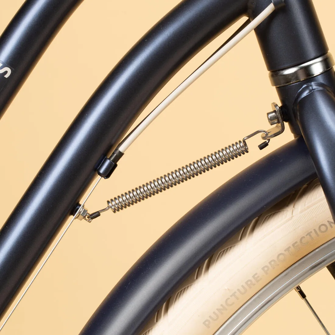 Fully-equipped, 6-speed low frame city bike
