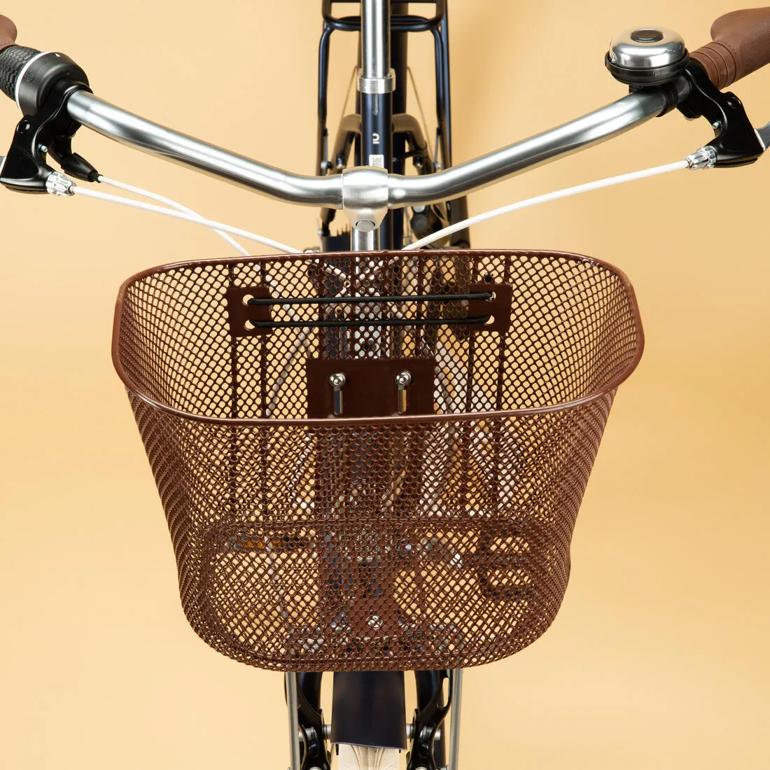 Fully-equipped, 6-speed low frame city bike