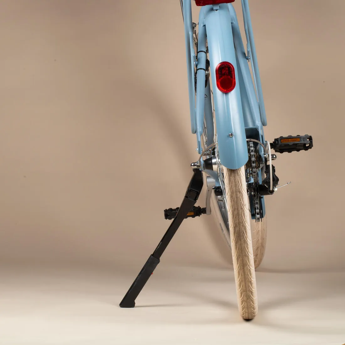 Fully-equipped, 6-speed low frame city bike