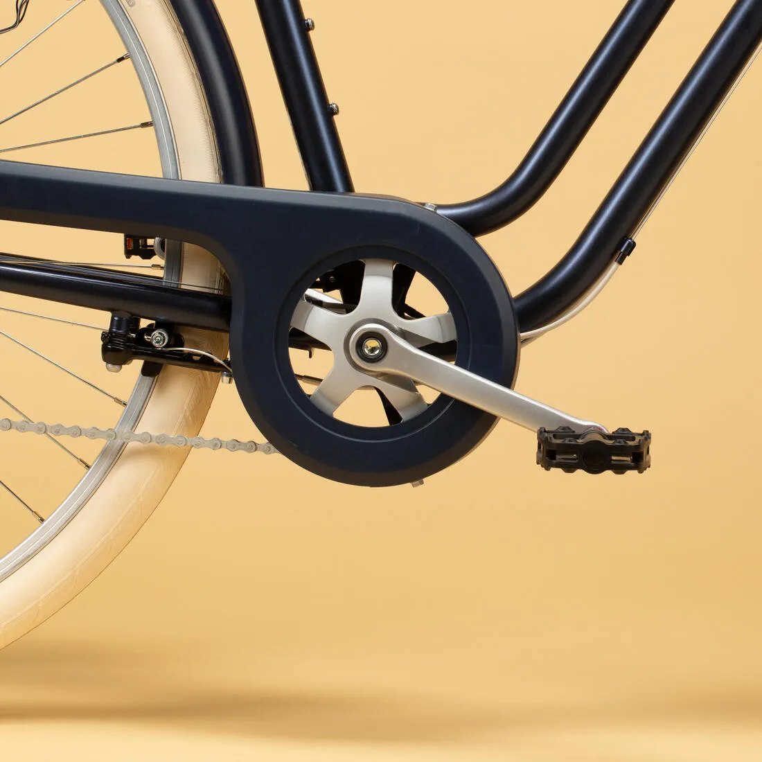 Fully-equipped, 6-speed low frame city bike