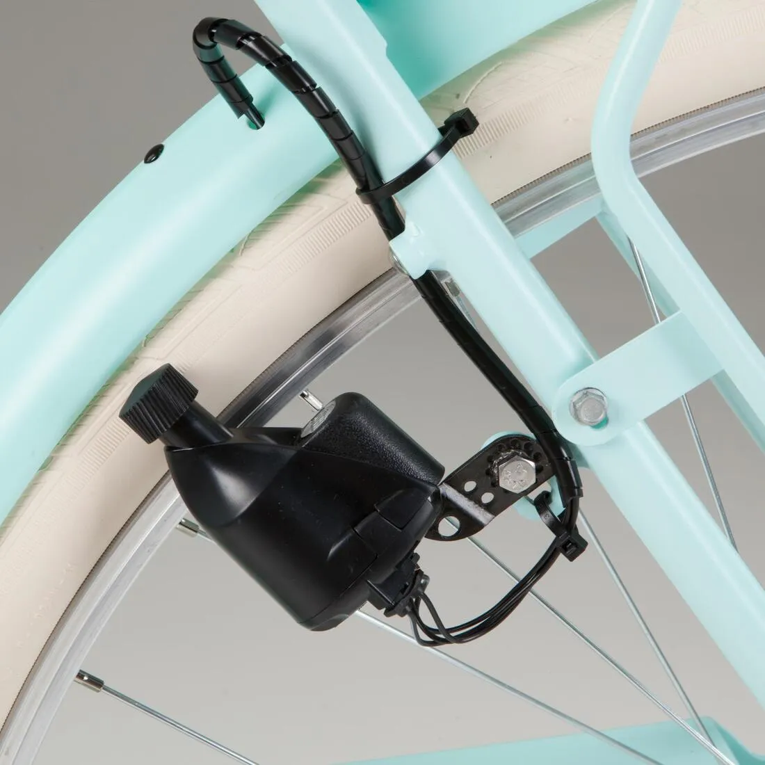 Fully-equipped, 6-speed low frame city bike