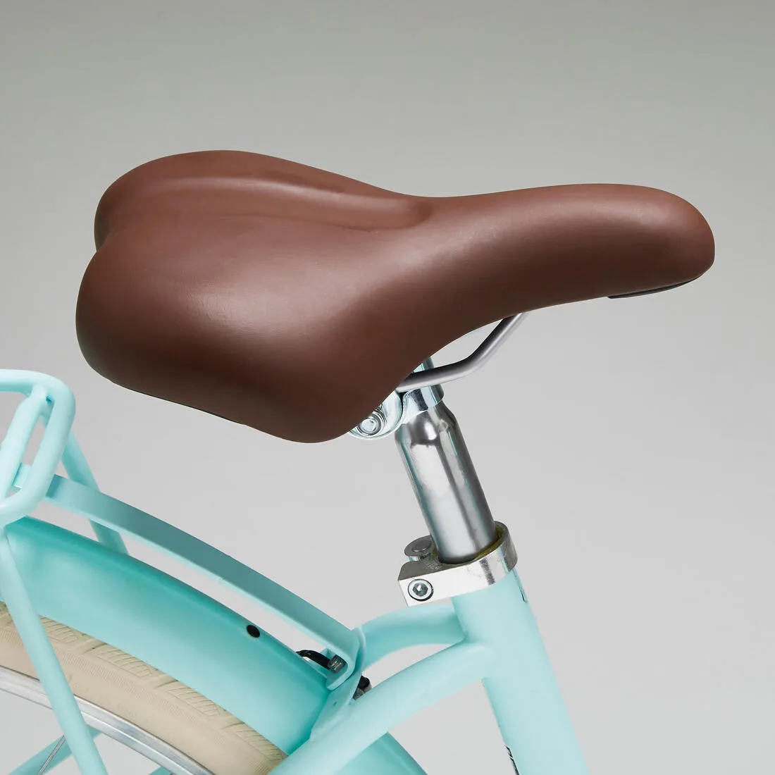 Fully-equipped, 6-speed low frame city bike