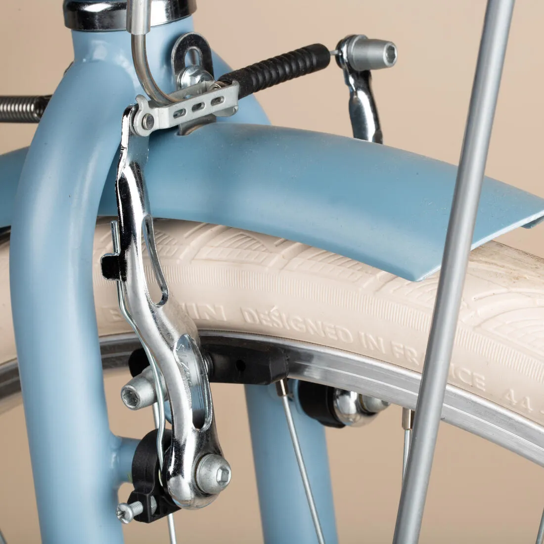 Fully-equipped, 6-speed low frame city bike