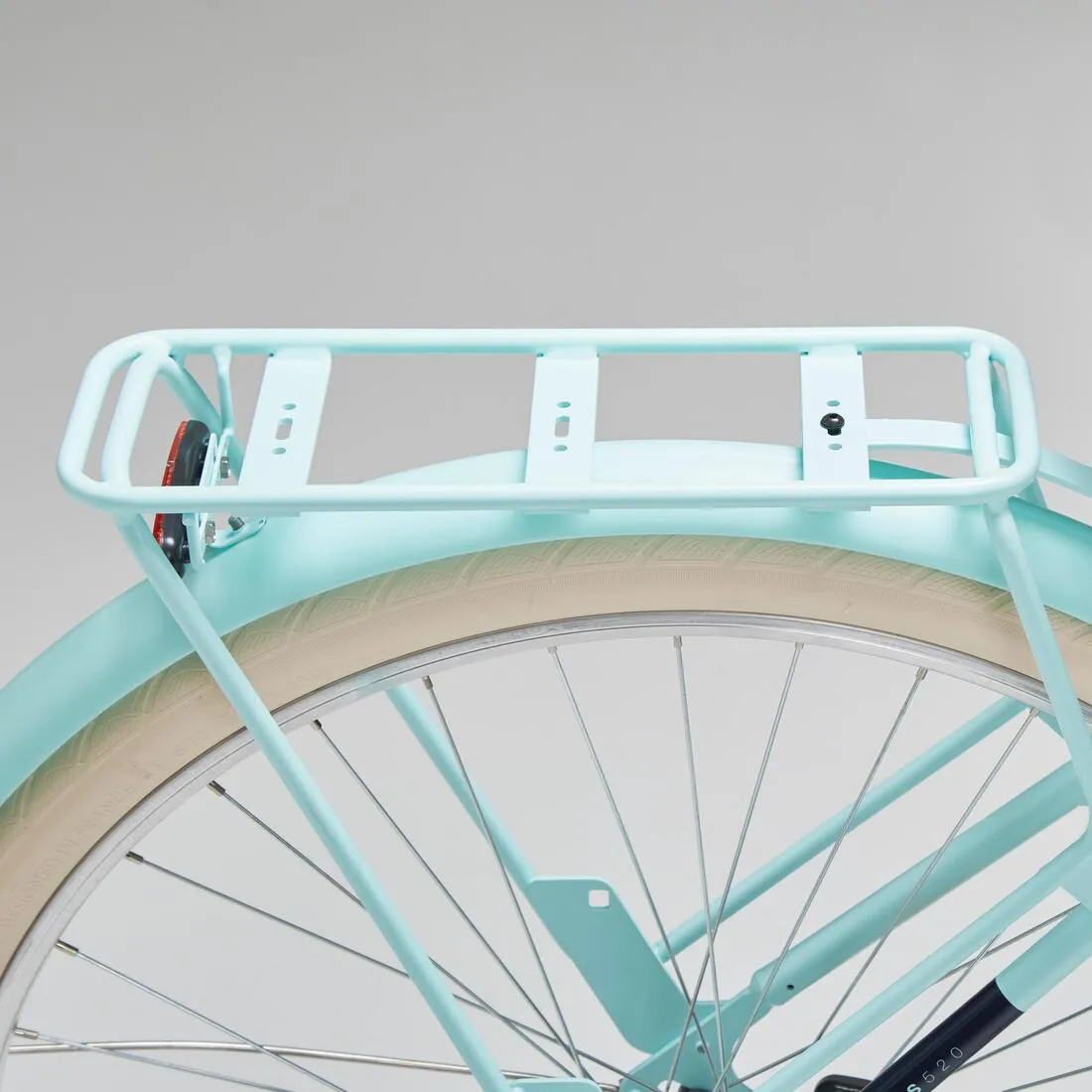 Fully-equipped, 6-speed low frame city bike