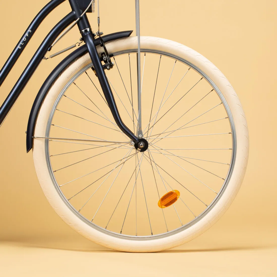 Fully-equipped, 6-speed low frame city bike