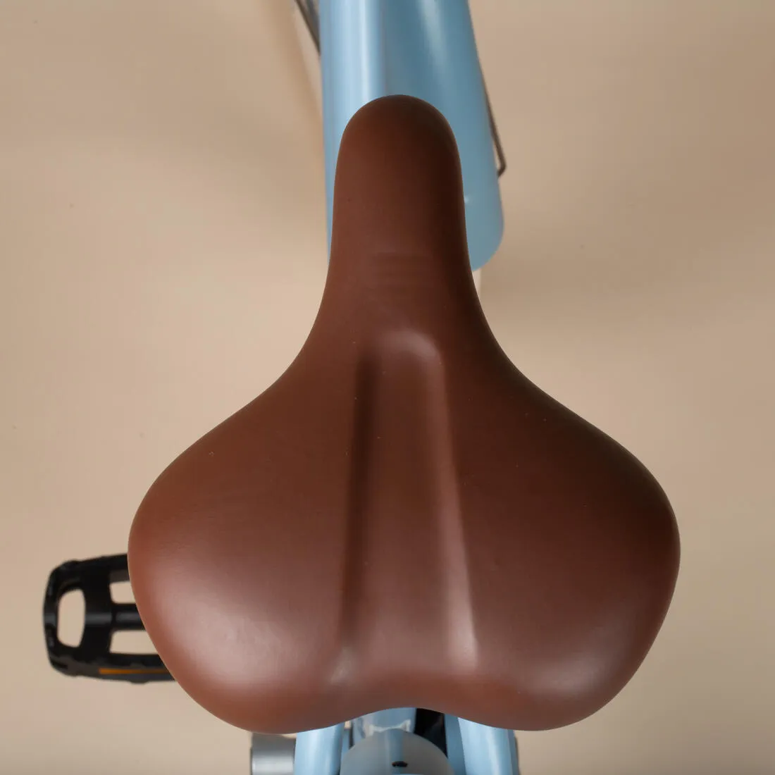 Fully-equipped, 6-speed low frame city bike