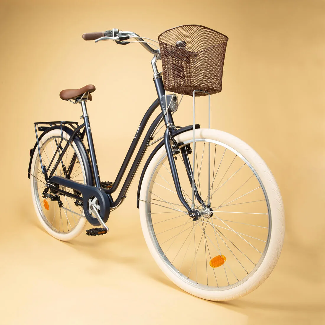 Fully-equipped, 6-speed low frame city bike