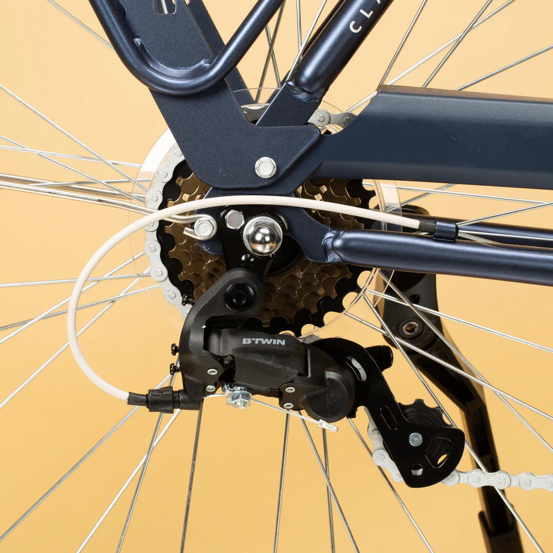 Fully-equipped, 6-speed low frame city bike