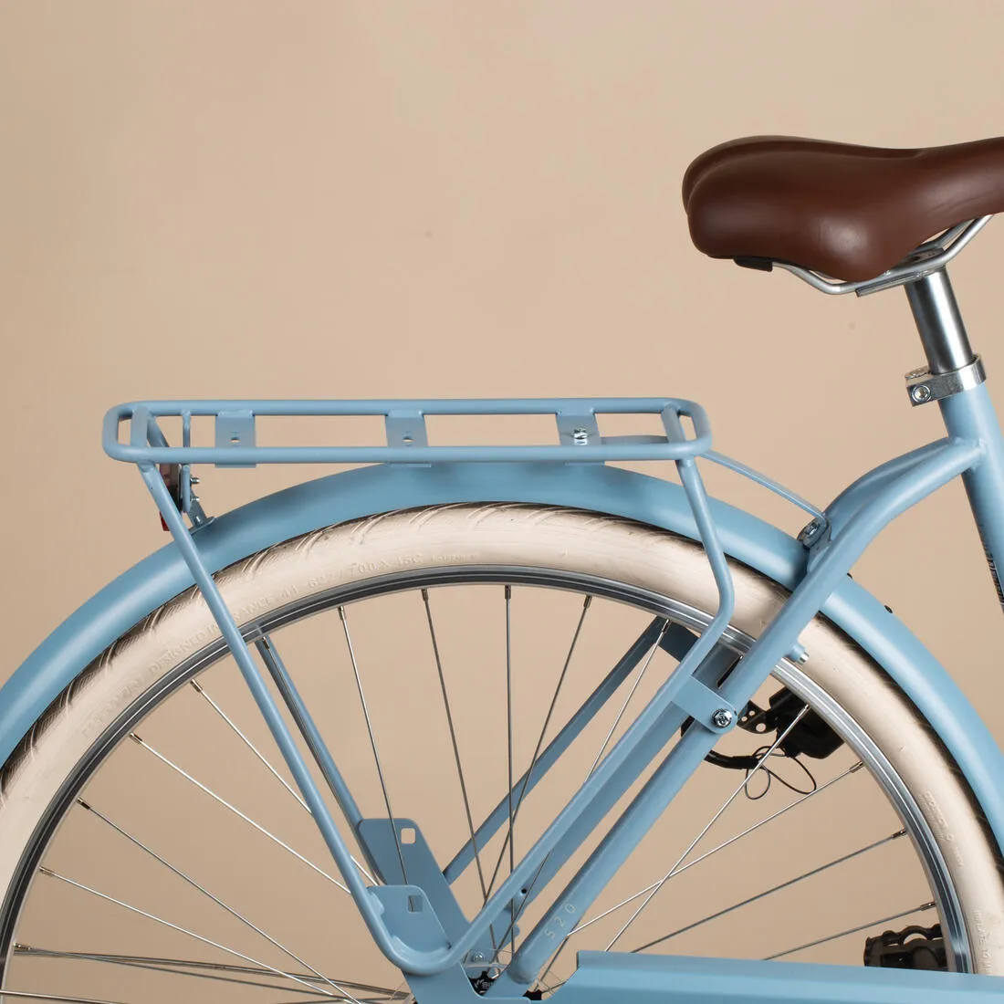 Fully-equipped, 6-speed low frame city bike