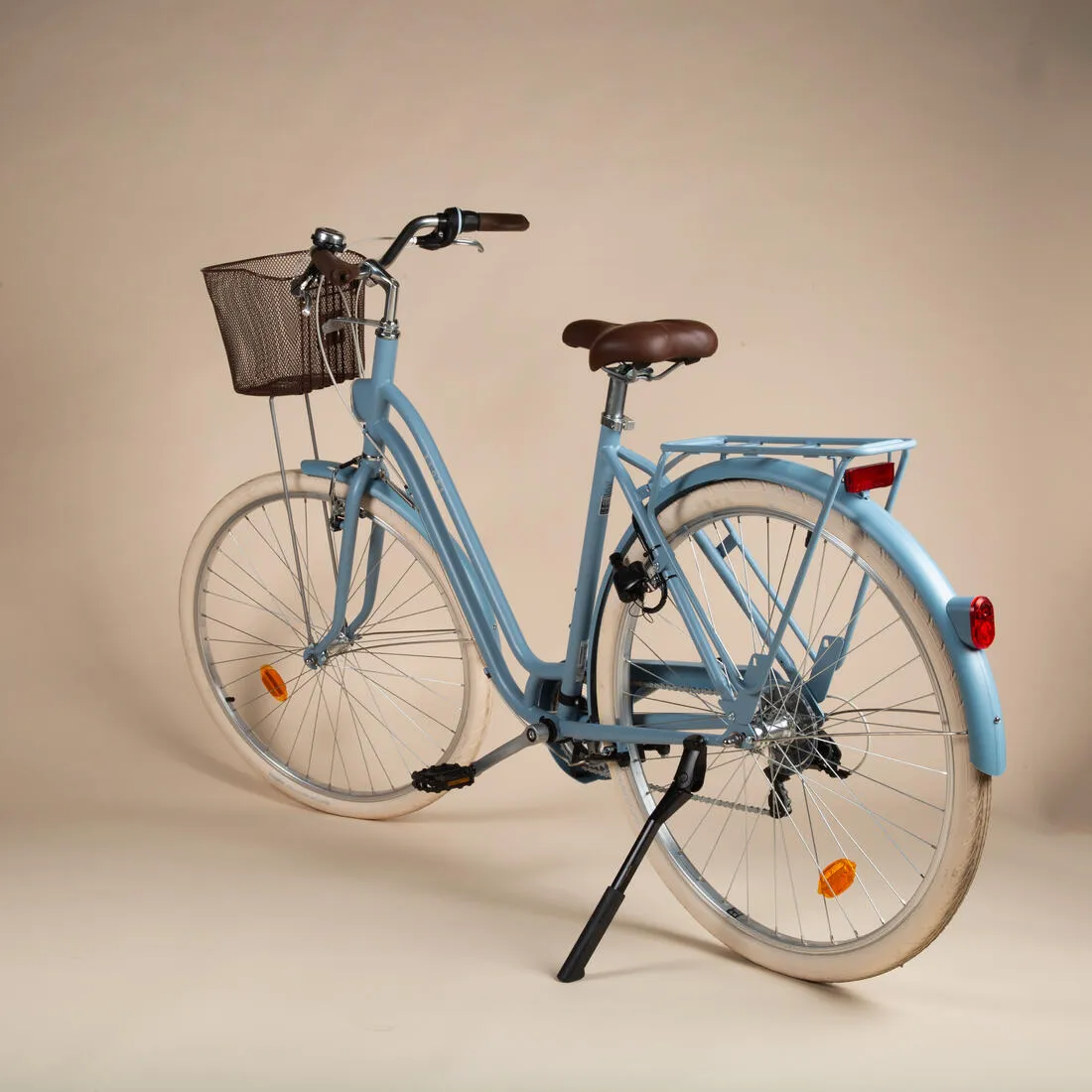 Fully-equipped, 6-speed low frame city bike
