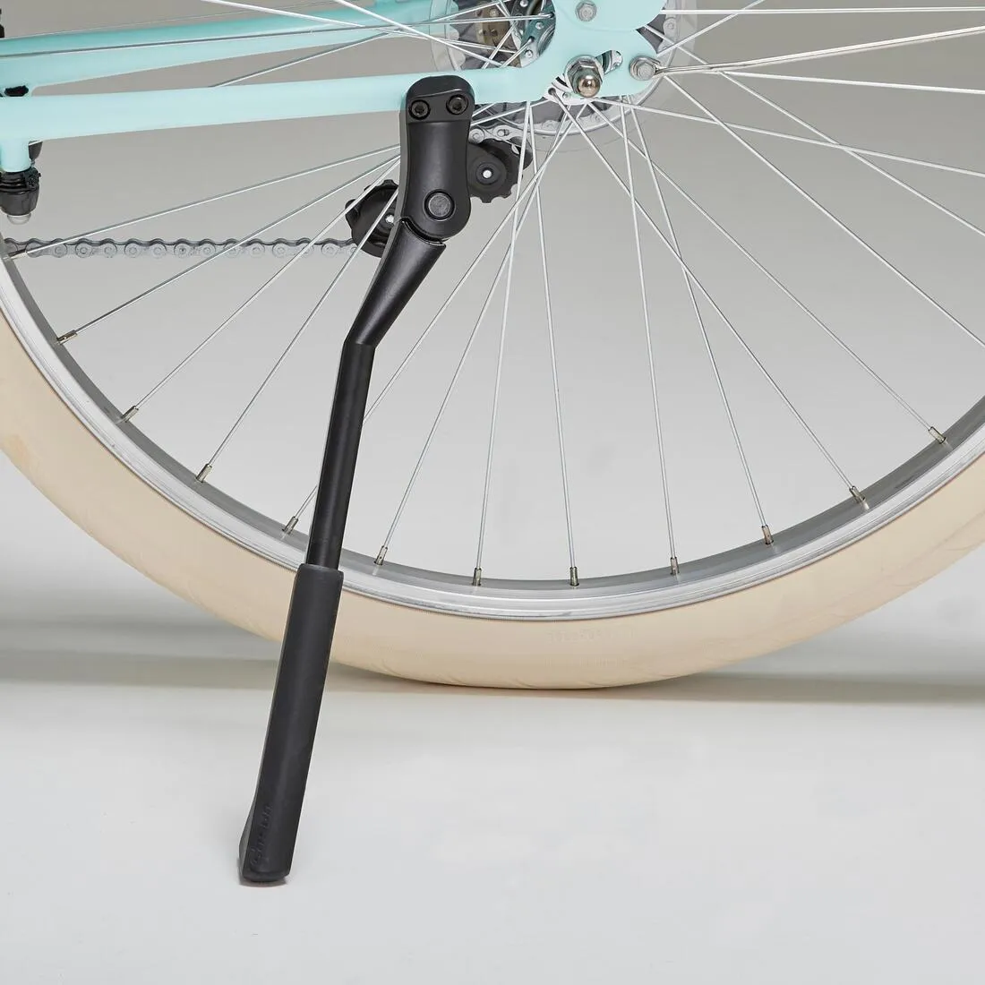 Fully-equipped, 6-speed low frame city bike