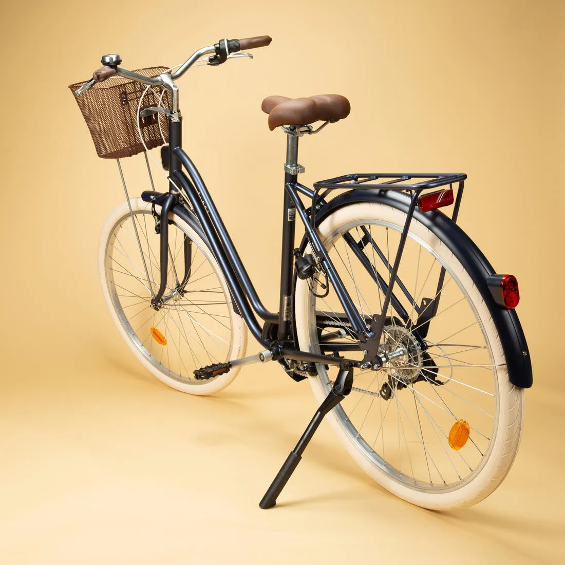 Fully-equipped, 6-speed low frame city bike