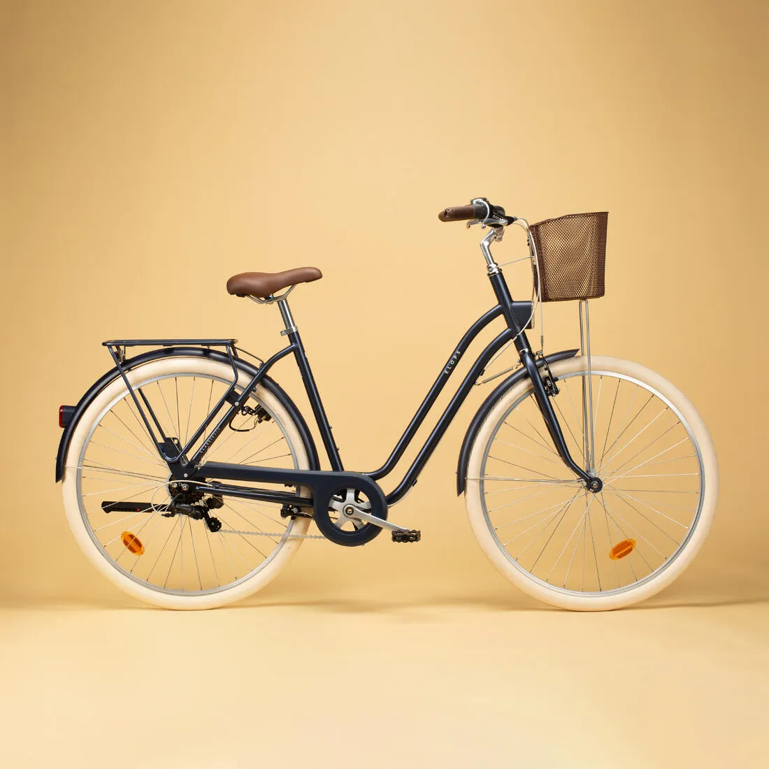 Fully-equipped, 6-speed low frame city bike
