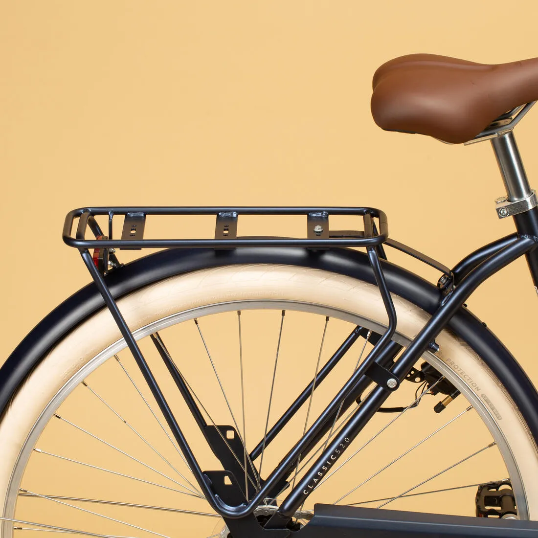 Fully-equipped, 6-speed low frame city bike