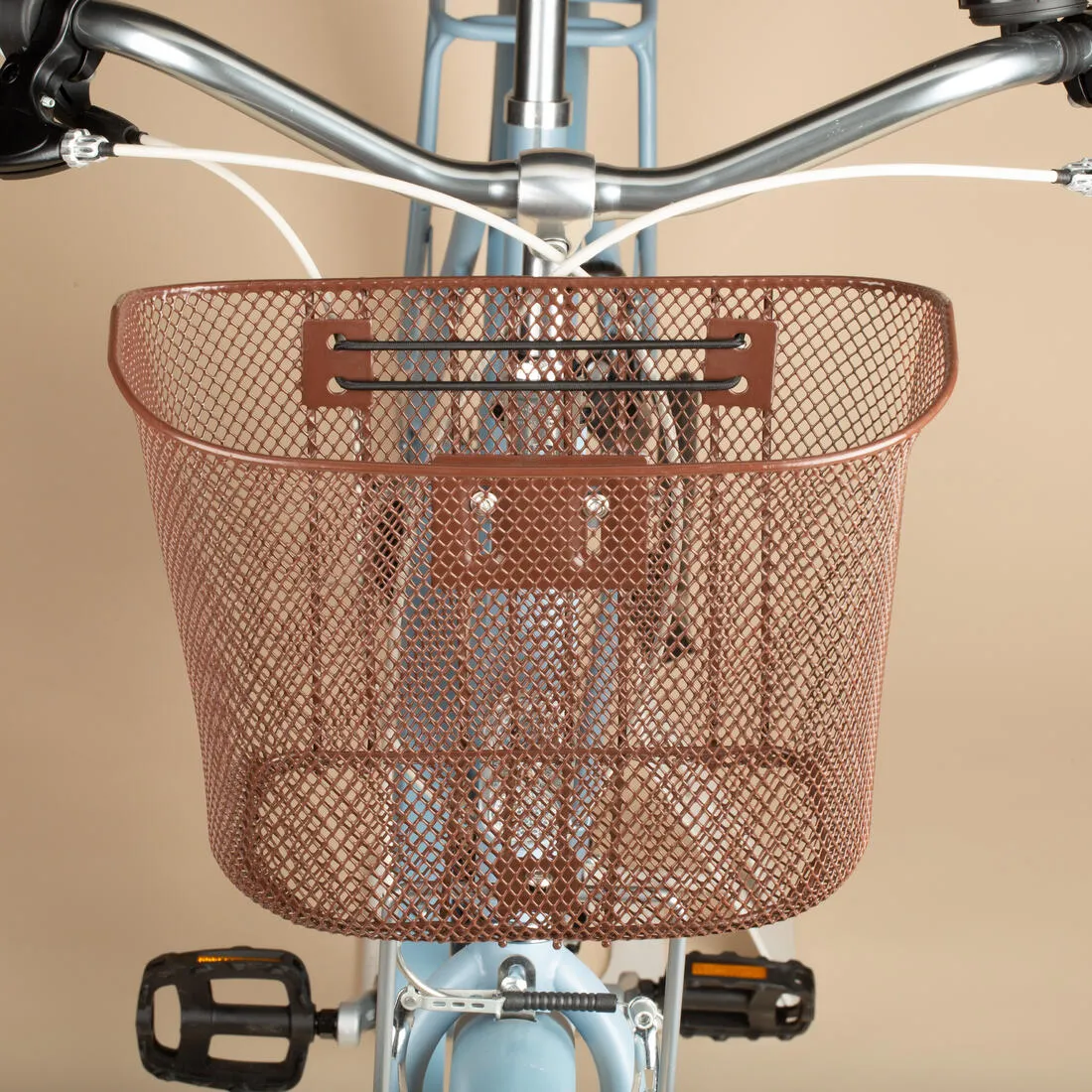 Fully-equipped, 6-speed low frame city bike
