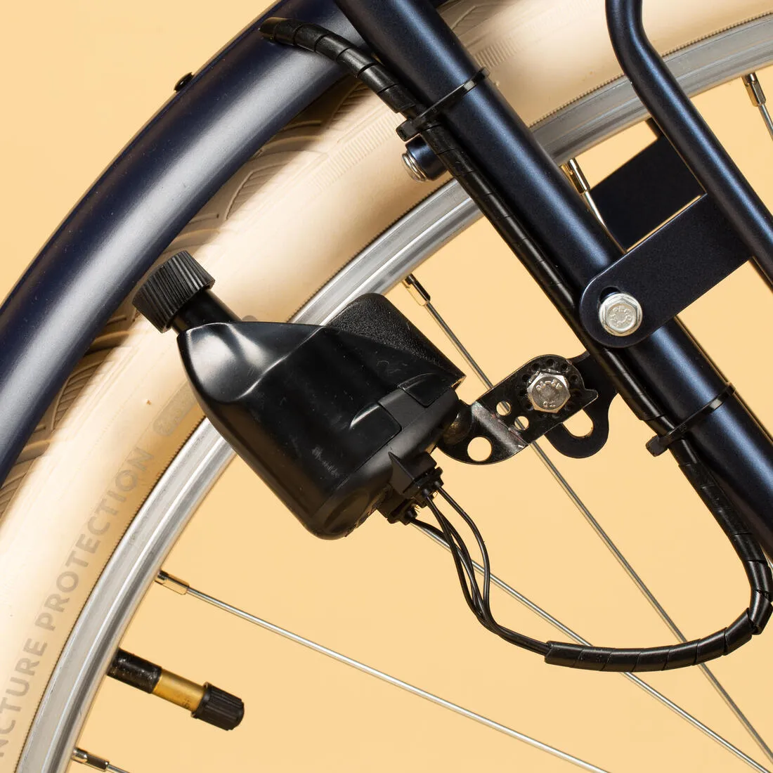 Fully-equipped, 6-speed low frame city bike
