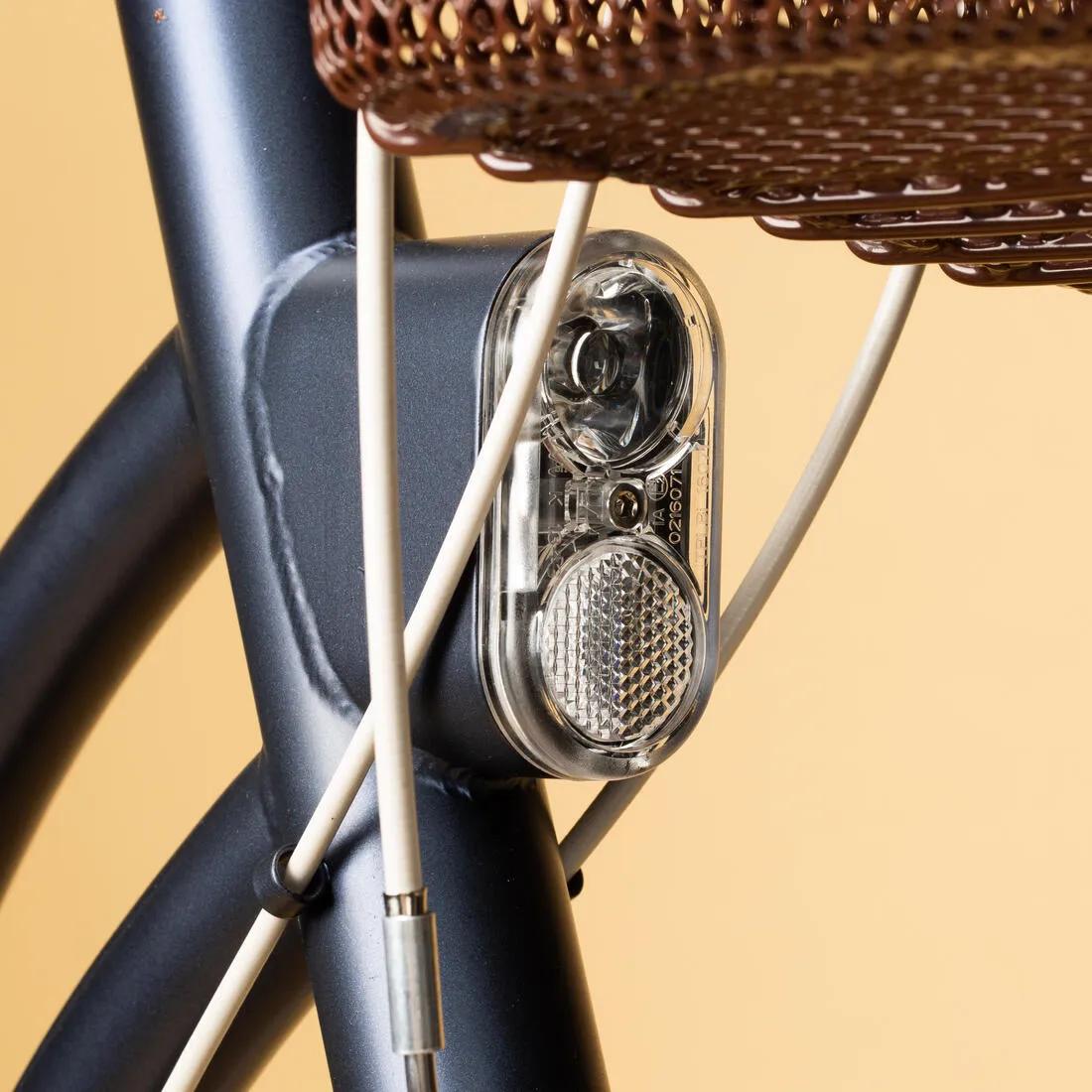 Fully-equipped, 6-speed low frame city bike