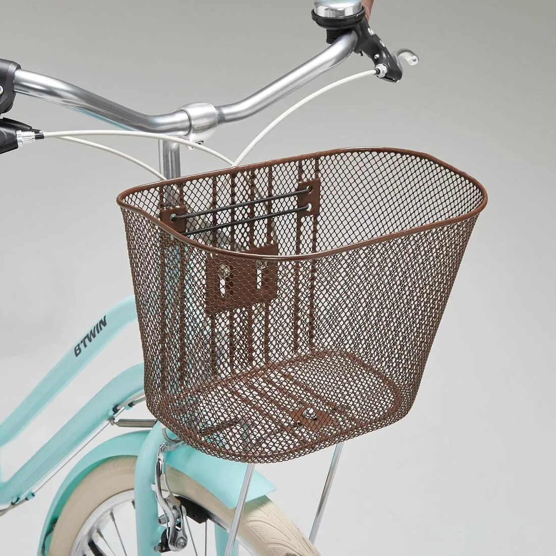 Fully-equipped, 6-speed low frame city bike