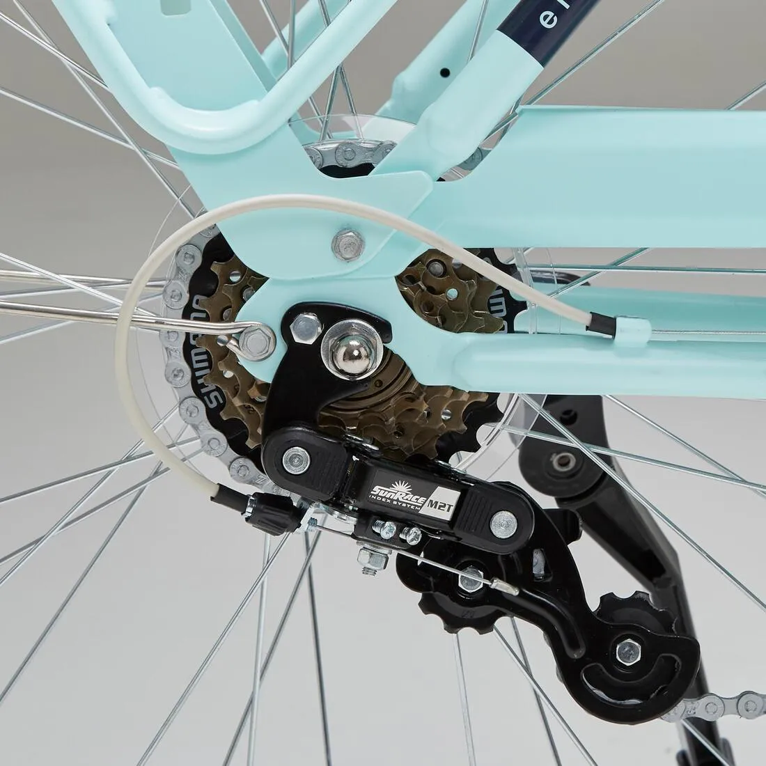 Fully-equipped, 6-speed low frame city bike