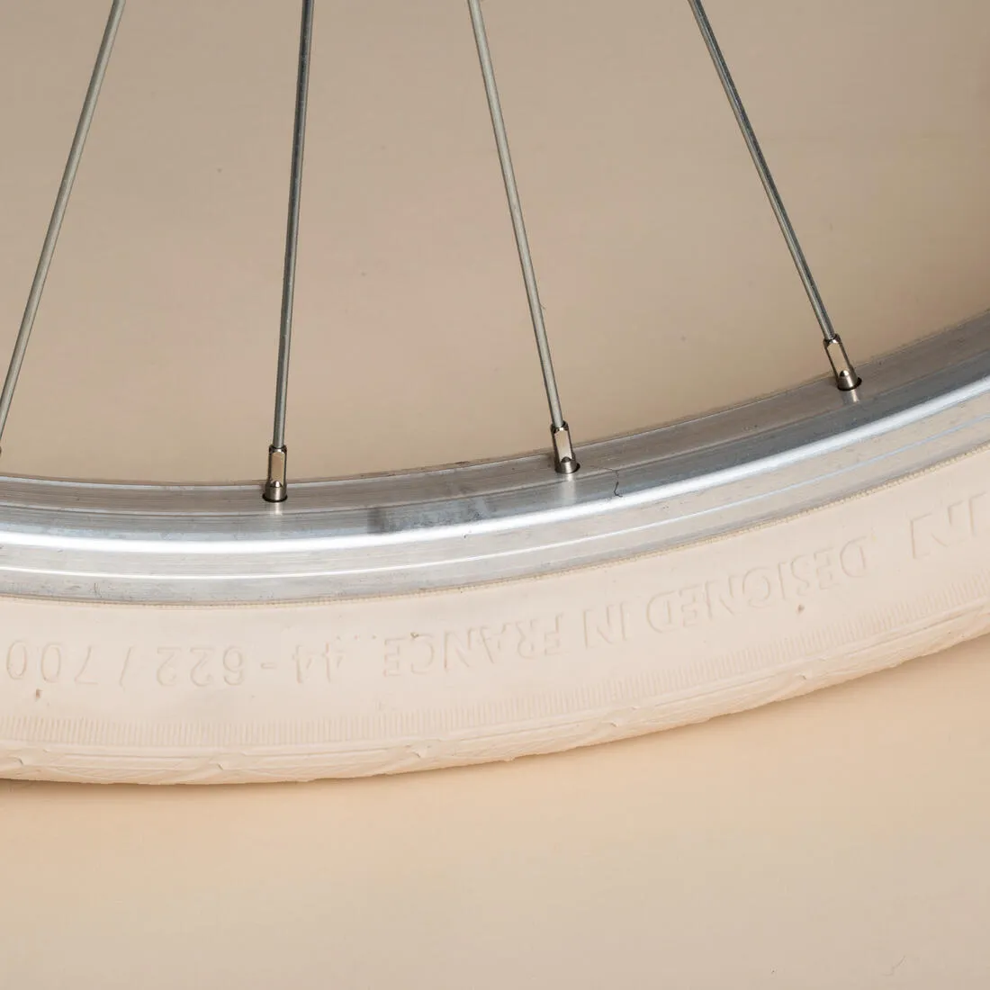 Fully-equipped, 6-speed low frame city bike