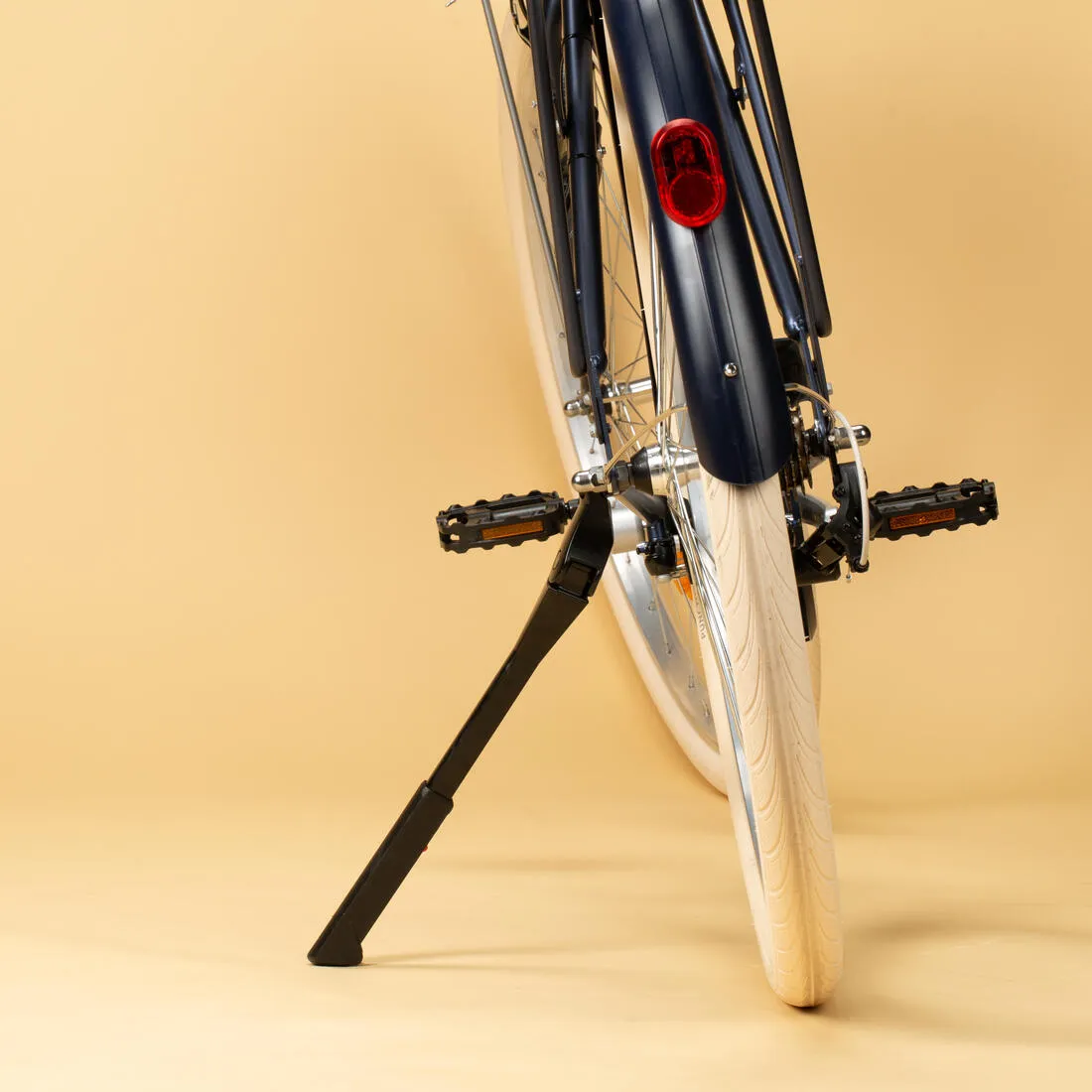 Fully-equipped, 6-speed low frame city bike