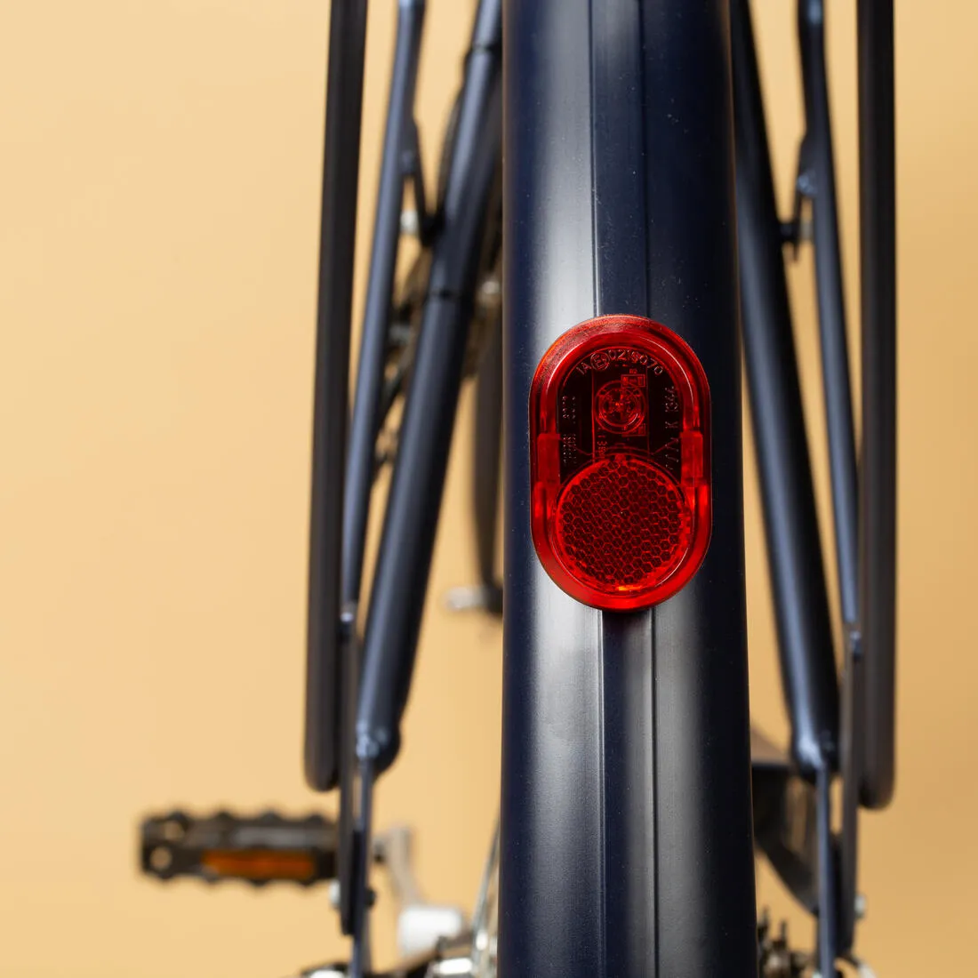 Fully-equipped, 6-speed low frame city bike