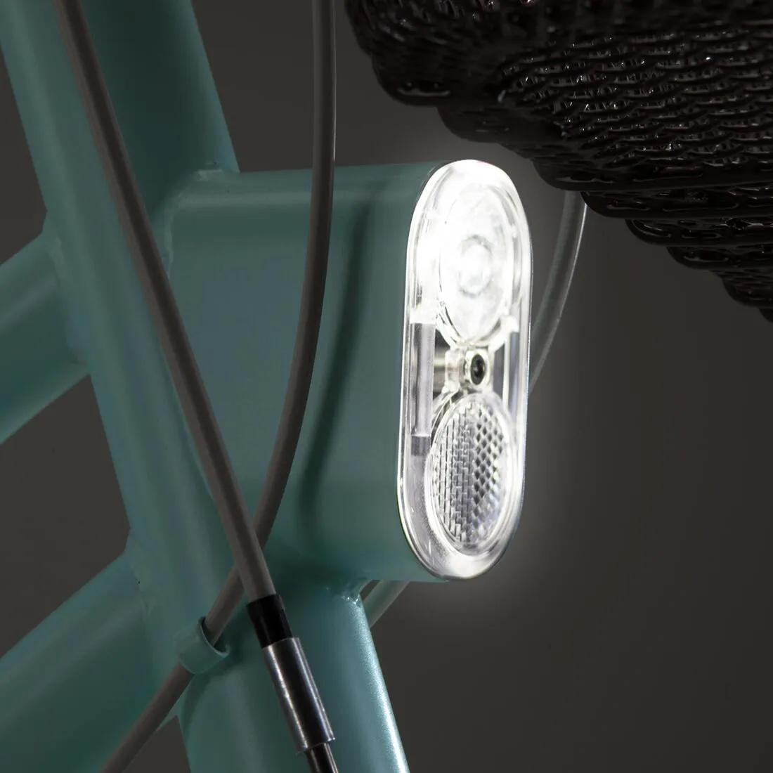 Fully-equipped, 6-speed low frame city bike