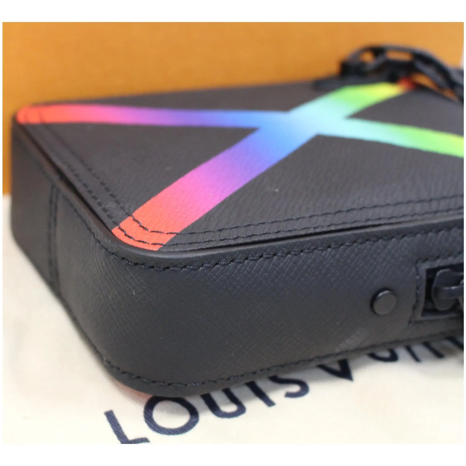 LOUIS VUITTON Sac Danube Taiga Messenger Crossbody Bag Black - 25% OFF