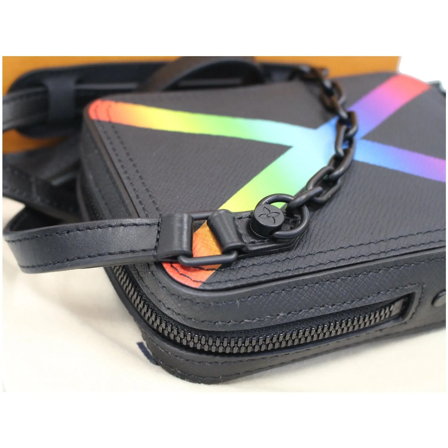 LOUIS VUITTON Sac Danube Taiga Messenger Crossbody Bag Black - 25% OFF