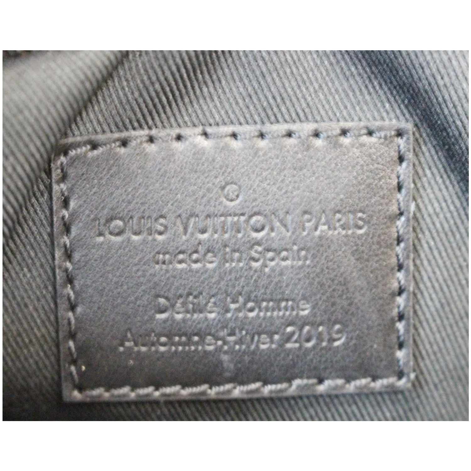 LOUIS VUITTON Sac Danube Taiga Messenger Crossbody Bag Black - 25% OFF