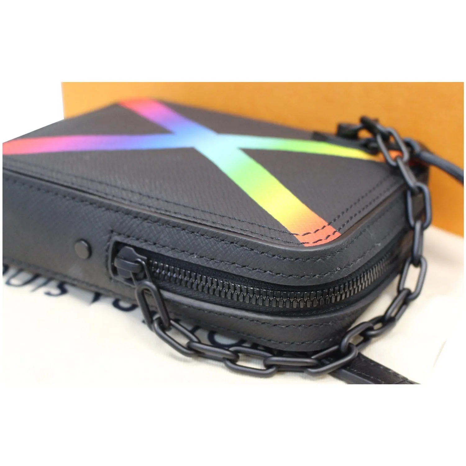 LOUIS VUITTON Sac Danube Taiga Messenger Crossbody Bag Black - 25% OFF