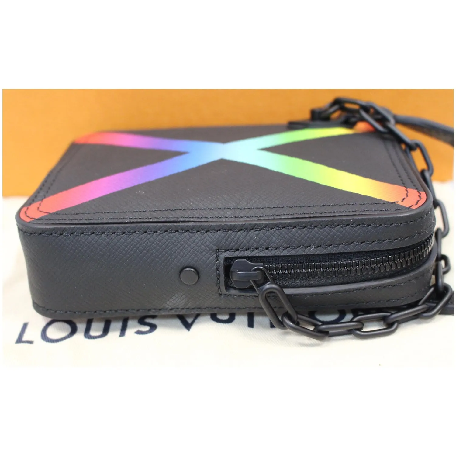 LOUIS VUITTON Sac Danube Taiga Messenger Crossbody Bag Black - 25% OFF