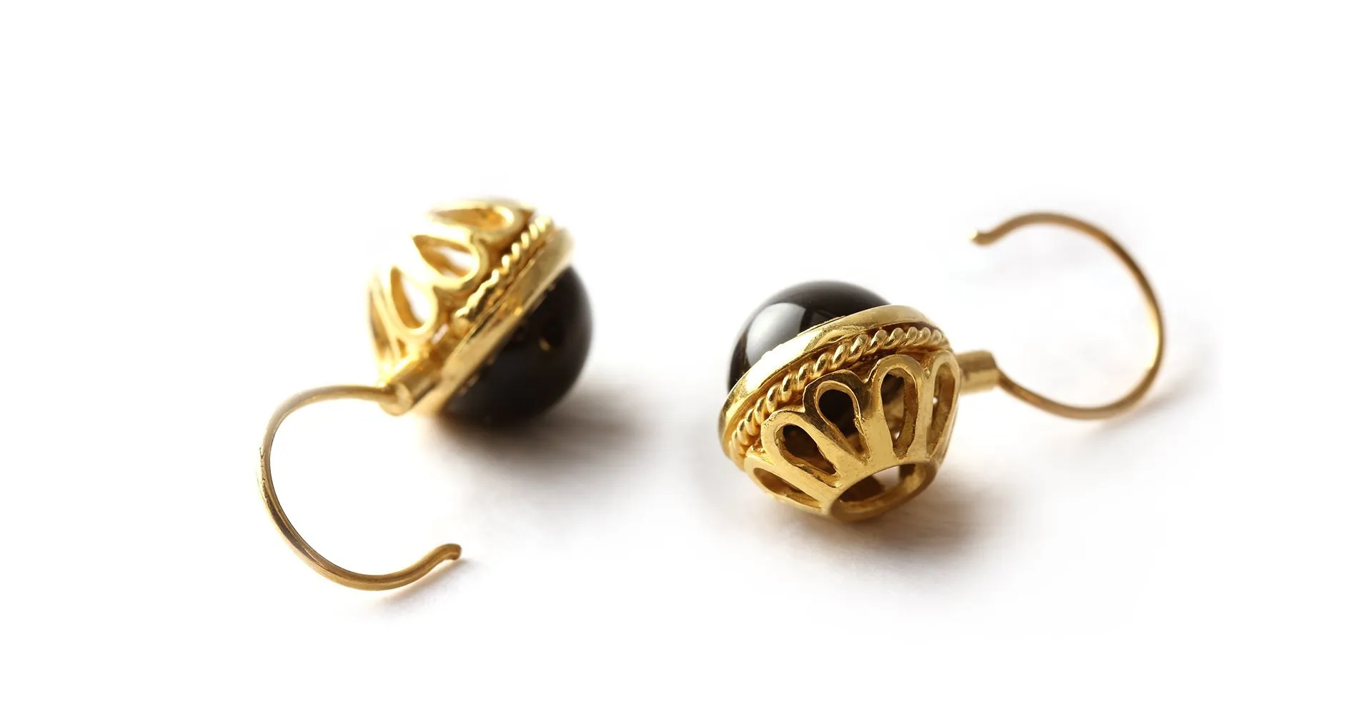 Vintage looking earrings- black gold jewelry
