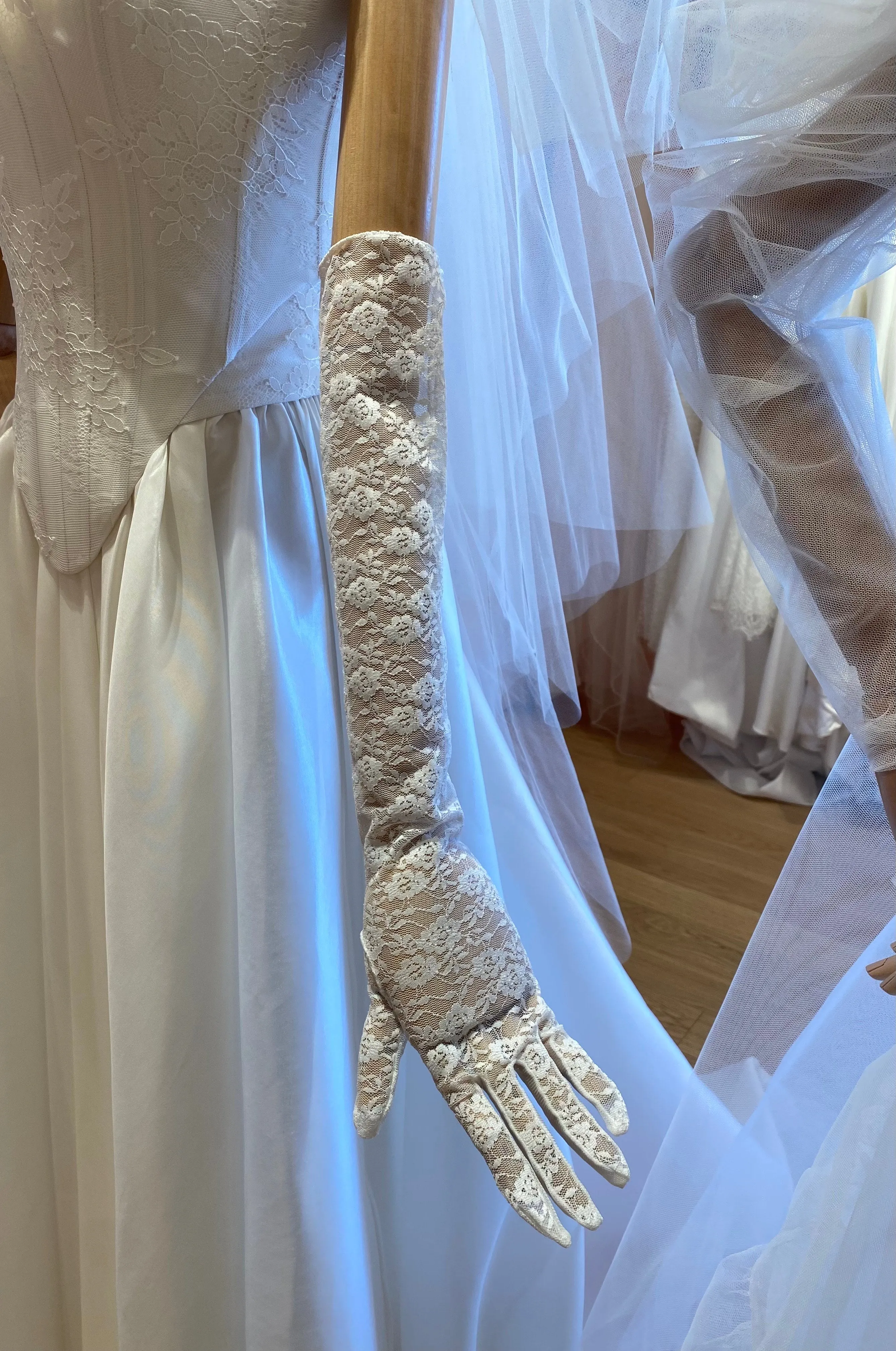 White stretch lace gloves